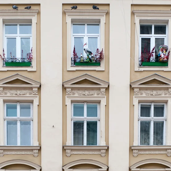 Фасад здания с окнами — стоковое фото