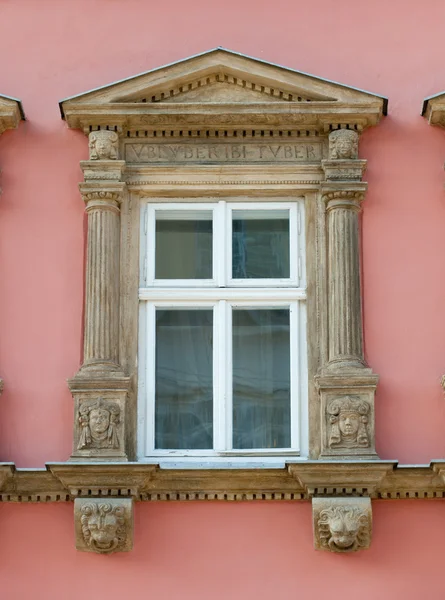 Fasáda budovy s okny — Stock fotografie