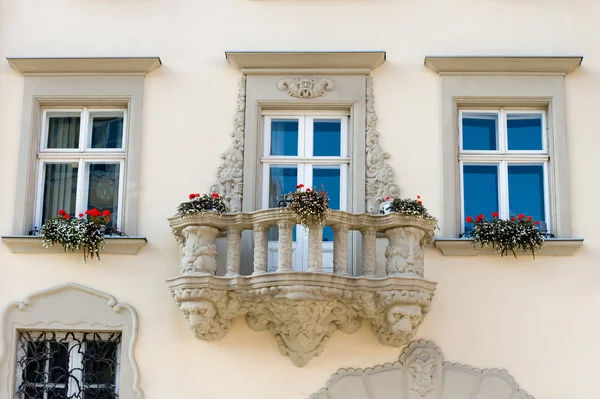 Façade d'un immeuble avec balcon et fleurs — Photo