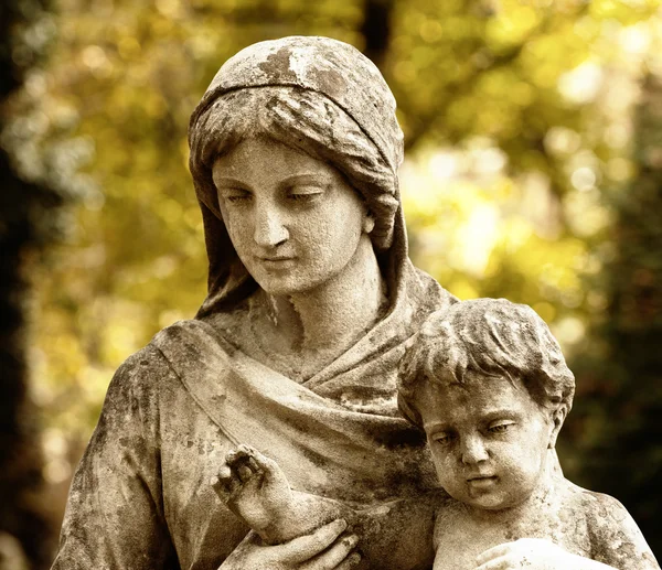 Monument av kvinnan med barnet på en kyrkogård — Stockfoto