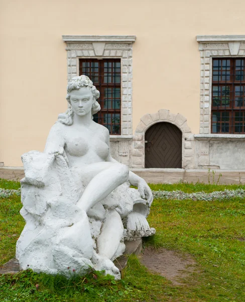 Statue in a court yard old castle — Stock Photo, Image