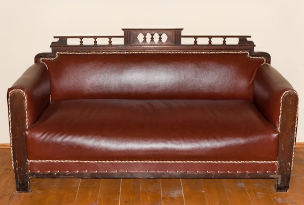 Sofá antigo — Fotografia de Stock