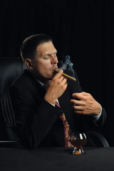 Mannen med en cigarr och ett glas konjak — Stockfoto