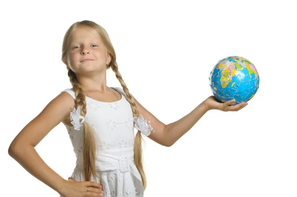Das Mädchen hält die aus Puzzles zusammengetragene Weltkugel in Händen. selecti — Stockfoto