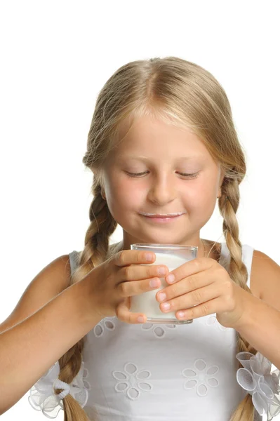 Το όμορφο κορίτσι με ένα ποτήρι γάλα — Φωτογραφία Αρχείου