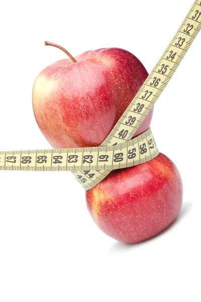 Primo piano di una mela rossa con un metro. Isolato su bianco — Foto Stock