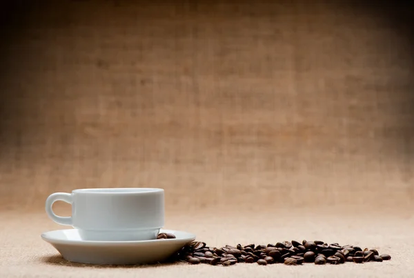 Vit kopp c korn av kaffe på grunge bakgrund — Stockfoto