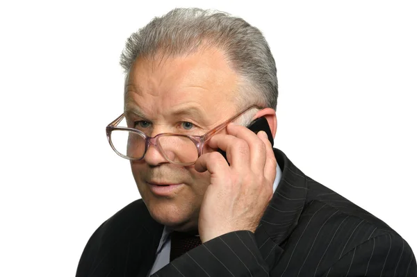 De oudere man gesprekken door een mobiele telefoon — Stockfoto