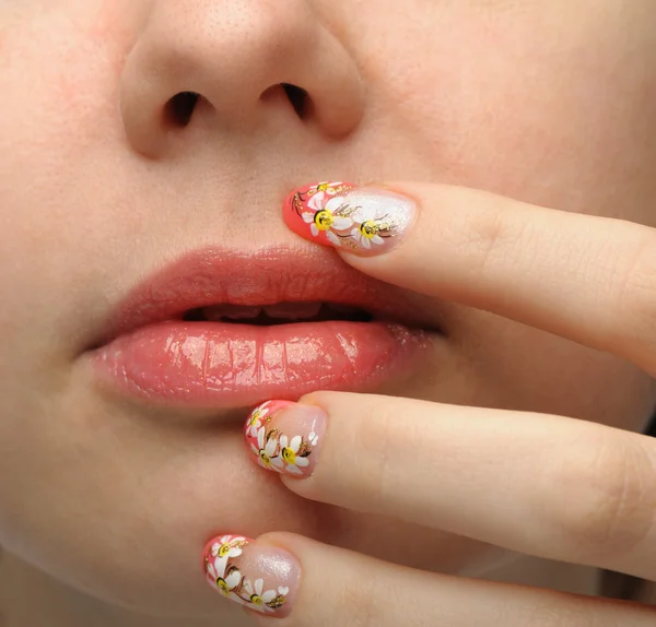 Vrouwelijk gezicht close-up en nagel kunst — Stockfoto