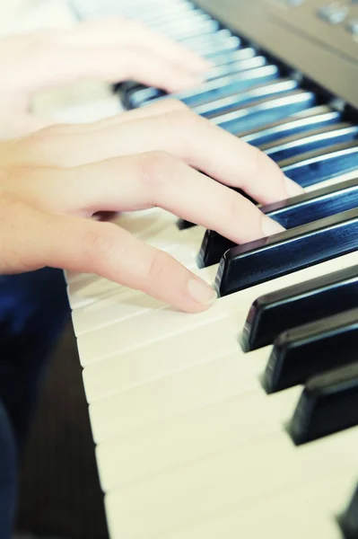 ピアノのキーの上の手です。暖かい色 — ストック写真
