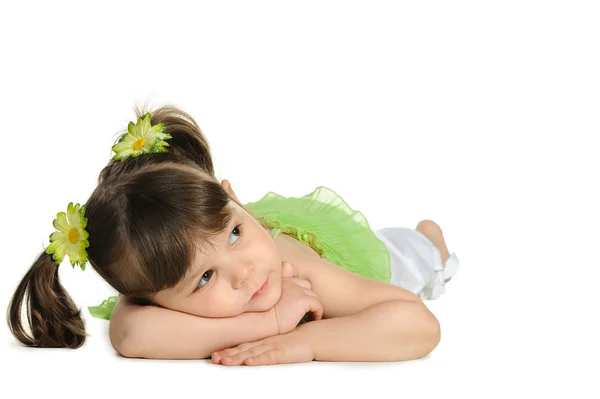Pretty маленькая девочка лежит на белом — стоковое фото