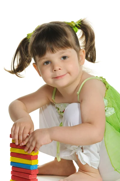 Das reizende kleine Mädchen spielt farbige Holzwürfel — Stockfoto