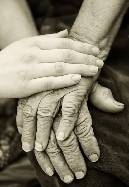 Старі й молоді руки — стокове фото