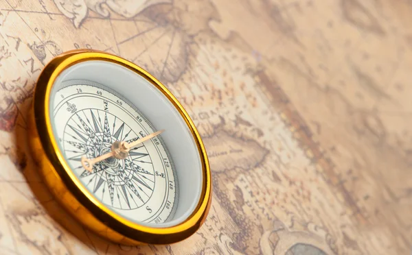 Gamla kompass på gammal karta — Stockfoto