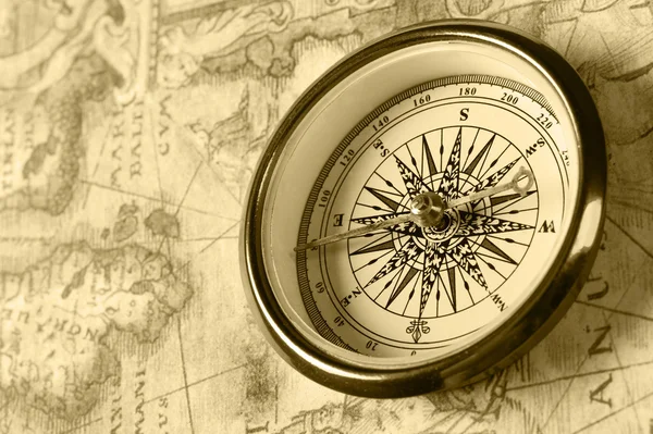 Starý kompas na staré mapě — Stock fotografie