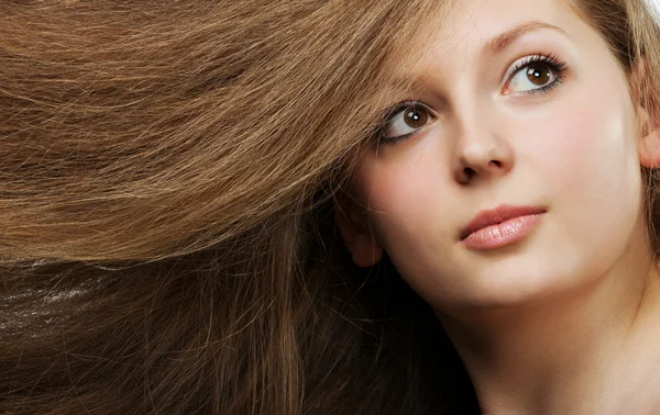 Saudável bonito cabelo longo closeup em movimento criado pelo vento — Fotografia de Stock