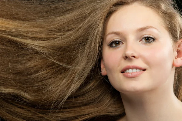 Здорове красиве довге волосся крупним планом в русі, створене вітром — стокове фото