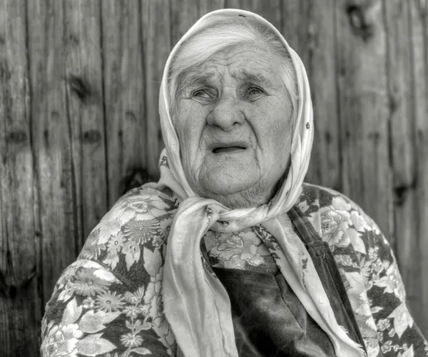 De oude vrouw leeftijd van 84 jaar — Stockfoto