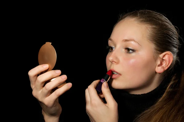 Ta holka dělá make-up před zrcadlem — Stock fotografie