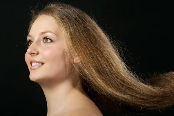 Belle santé cheveux longs gros plan en mouvement créé par le vent — Photo