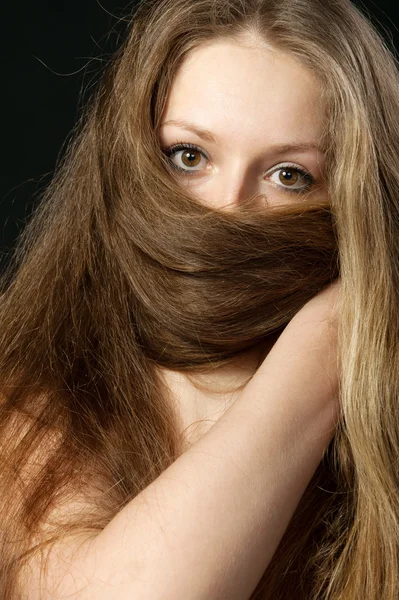 Дівчина закриває довге волосся в нижній частині людини. Аахма — стокове фото