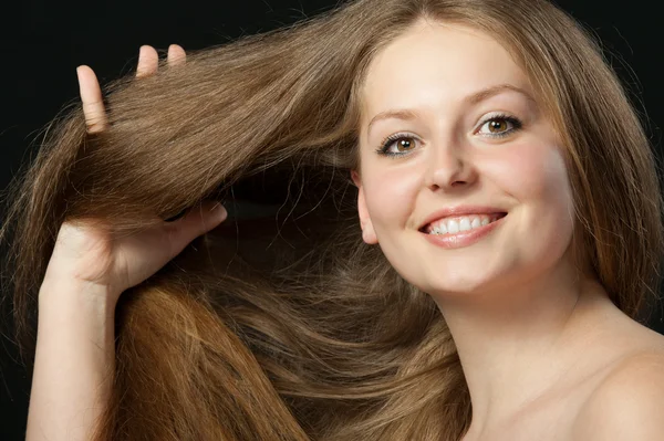 Ett porträtt på nära håll i den vackra flickan med långt hår — Stockfoto
