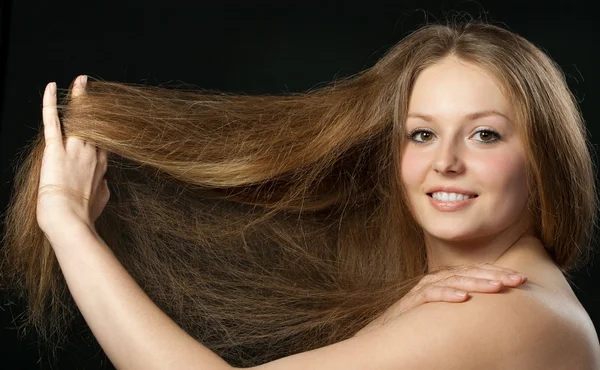 Um retrato de perto da menina bonita com cabelo comprido — Fotografia de Stock