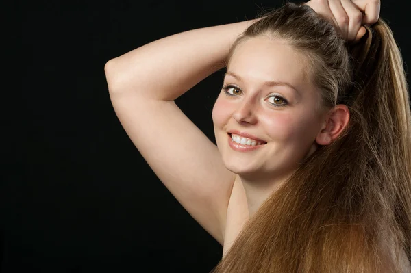 Ein Porträt des schönen Mädchens mit langen Haaren in Nahaufnahme — Stockfoto