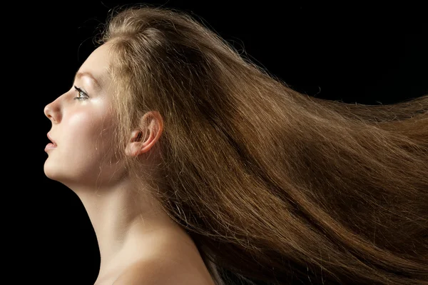 Gezonde mooie lange haren close-up in beweging gemaakt door wind — Stockfoto