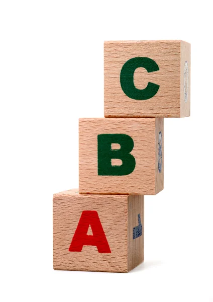 El alfabeto. Cartas dibujadas sobre cubos de madera. Un juguete para niños —  Fotos de Stock