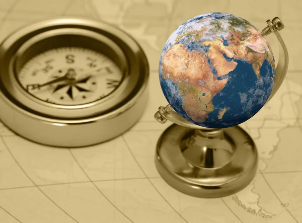 Oude kompas en aarde — Stockfoto