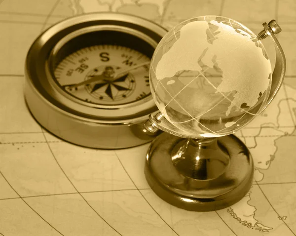 Alter Kompass und Globus — Stockfoto