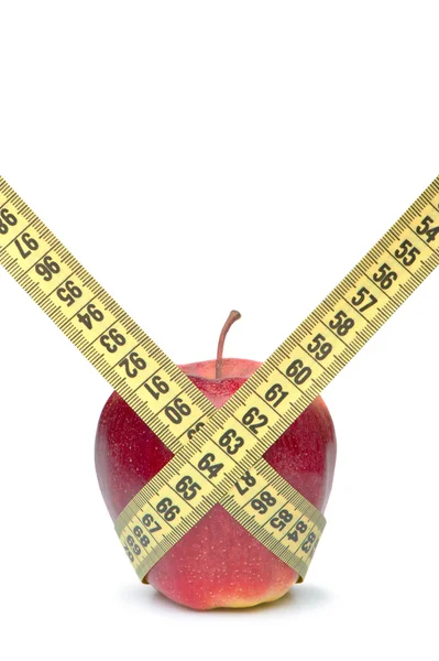 Крупный план красного яблока с мерной лентой. Изолированные на белом — стоковое фото