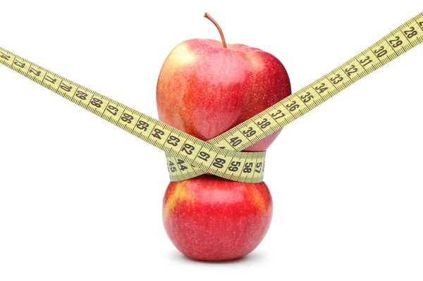 Gros plan d'une pomme rouge avec un ruban à mesurer. Isolé sur blanc — Photo