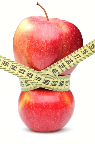 Kırmızı elma ile bir ölçüm bandı closeup. beyaz izole — Stok fotoğraf