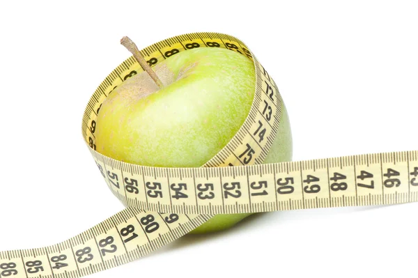 Bir ölçüm bandı ile yeşil elma closeup. Whit üzerinde izole — Stok fotoğraf