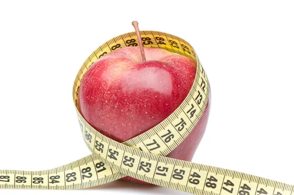 Kırmızı elma ile bir ölçüm bandı closeup. beyaz izole — Stok fotoğraf