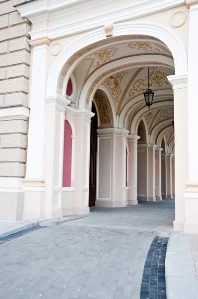 Łukowe wejście budynku Opery — Zdjęcie stockowe