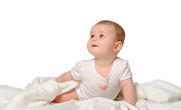 Le bébé sur un drap de lit — Photo