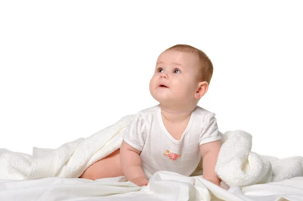 De baby onder een handdoek. leeftijd van 8 maanden. het is geïsoleerd op een whi — Stockfoto