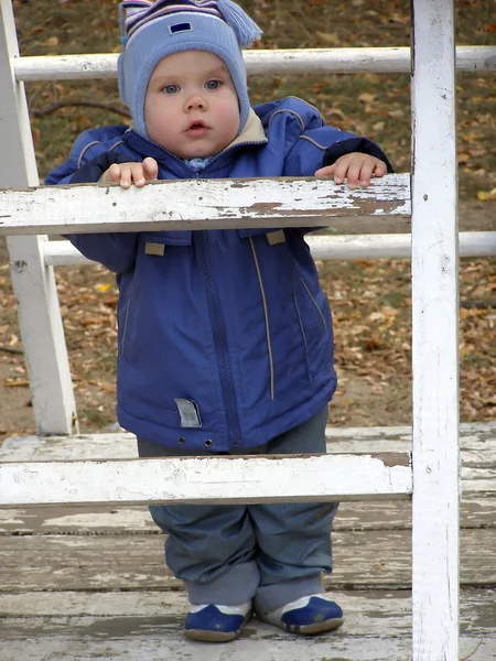 Bambino su una scala — Foto Stock