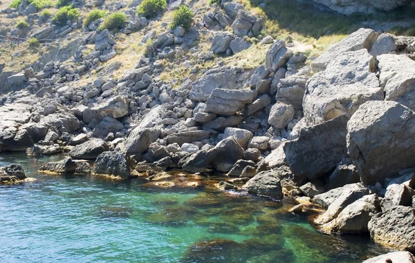 Baie avec eau turquoise et rochers pittoresques — Photo