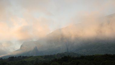 dağlar üzerindeki sis