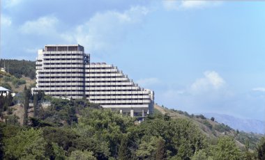 Pitoresk dağın yamacında modern otel