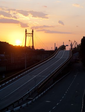 carretera y puesta del sol