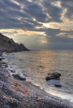 gece sahil ve dağların