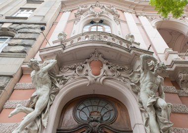 estatuas del hombre apoyando un balcón