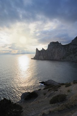 gece sahil ve dağların