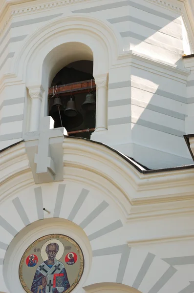 Klokken in een gevel van de christelijke kerk. de Krim-schiereiland — Stockfoto