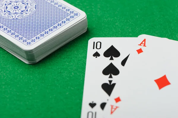 Blackjack.playing 卡在绿色背景上 — 图库照片